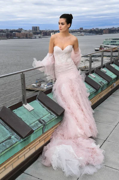 Nueva York Abril Una Modelo Posando Durante Presentación Moda Nupcial — Foto de Stock