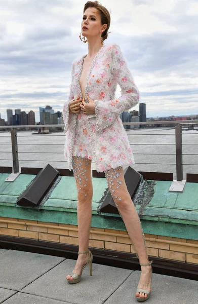 ニューヨーク ニューヨーク 4月15日 ニューヨークファッションウィークでイネス サント春2020ブライダルファッションプレゼンテーション中にポーズをとるモデル 2019年4月15日 ニューヨークでブライダル — ストック写真