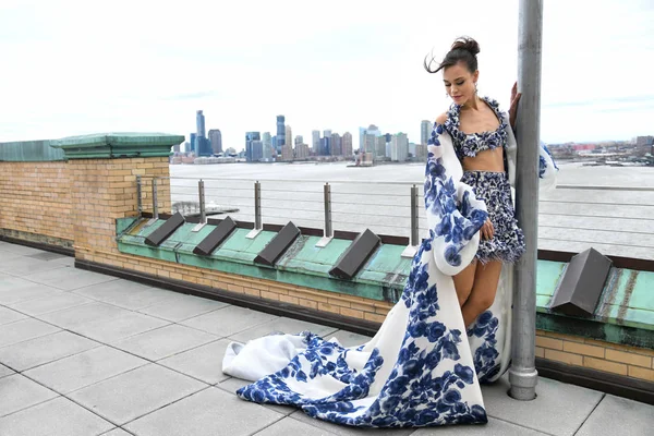 ニューヨーク ニューヨーク 4月15日 ニューヨークファッションウィークでイネス サント春2020ブライダルファッションプレゼンテーション中にポーズをとるモデル 2019年4月15日 ニューヨークでブライダル — ストック写真