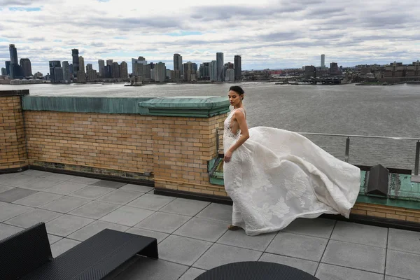 Nueva York Abril Una Modelo Posando Durante Presentación Moda Nupcial — Foto de Stock