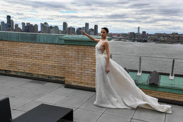 Nueva York Abril Una Modelo Posando Durante Presentación Moda Nupcial — Foto de Stock