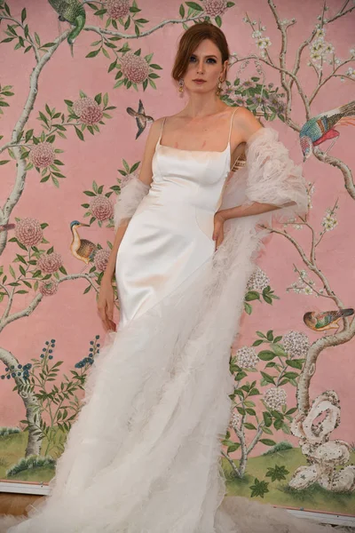 New York April Model Posing Ines Santo Spring 2020 Bridal — Stock Photo, Image