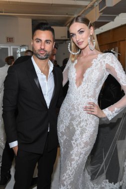 New York, Ny - 12 Nisan: Nir Moscovich ve model New York Moda Haftası'nda Berta Gelinlik Bahar 2020 defile si sahne arkasında poz: Gelinlik Nisan'da 12, 2019 Nyc.