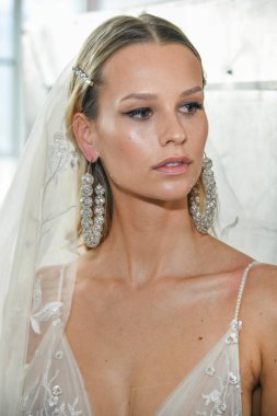New York, Ny - 12 Nisan: New York Moda Haftası'nda Berta Gelin Baharı 2020 defilesinden önce kuliste poz veren bir model: 12 Nisan 2019'da Nyc'de gelinlik.