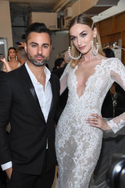 New York, Ny - 12 Nisan: Nir Moscovich ve model New York Moda Haftası'nda Berta Gelinlik Bahar 2020 defile si sahne arkasında poz: Gelinlik Nisan'da 12, 2019 Nyc.