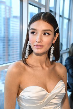 New York, Ny - 12 Nisan: New York Moda Haftası'nda Berta Gelin Baharı 2020 defilesinden önce kuliste poz veren bir model: 12 Nisan 2019'da Nyc'de gelinlik.