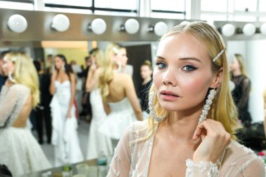 New York, Ny - 12 Nisan: New York Moda Haftası'nda Berta Gelin Baharı 2020 defilesinden önce kuliste poz veren bir model: 12 Nisan 2019'da Nyc'de gelinlik.