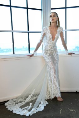 New York, Ny - 12 Nisan: New York Moda Haftası'nda Berta Gelin Baharı 2020 defilesinden önce kuliste poz veren bir model: 12 Nisan 2019'da Nyc'de gelinlik.