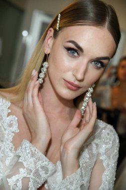 New York, Ny - 12 Nisan: New York Moda Haftası'nda Berta Gelin Baharı 2020 defilesinden önce kuliste poz veren bir model: 12 Nisan 2019'da Nyc'de gelinlik.