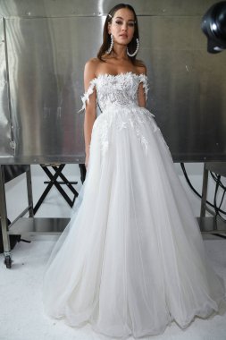 New York, Ny - 12 Nisan: New York Moda Haftası'nda Berta Gelin Baharı 2020 defilesinden önce kuliste poz veren bir model: 12 Nisan 2019'da Nyc'de gelinlik.