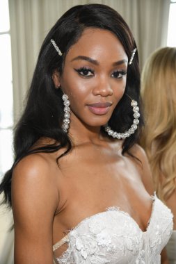 New York, Ny - 12 Nisan: New York Moda Haftası'nda Berta Gelin Baharı 2020 defilesinden önce kuliste poz veren bir model: 12 Nisan 2019'da Nyc'de gelinlik.