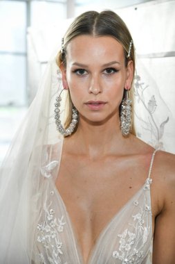 New York, Ny - 12 Nisan: New York Moda Haftası'nda Berta Gelin Baharı 2020 defilesinden önce kuliste poz veren bir model: 12 Nisan 2019'da Nyc'de gelinlik.