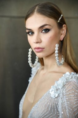 New York, Ny - 12 Nisan: New York Moda Haftası'nda Berta Gelin Baharı 2020 defilesinden önce kuliste poz veren bir model: 12 Nisan 2019'da Nyc'de gelinlik.