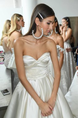 New York, Ny - 12 Nisan: New York Moda Haftası'nda Berta Gelin Baharı 2020 defilesinden önce kuliste poz veren bir model: 12 Nisan 2019'da Nyc'de gelinlik.