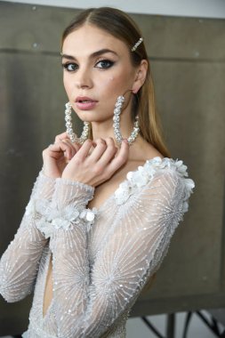 New York, Ny - 12 Nisan: New York Moda Haftası'nda Berta Gelin Baharı 2020 defilesinden önce kuliste poz veren bir model: 12 Nisan 2019'da Nyc'de gelinlik.