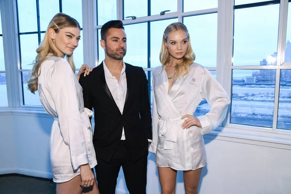 New York April Nir Moskovich Und Models Posieren Backstage Vor — Stockfoto