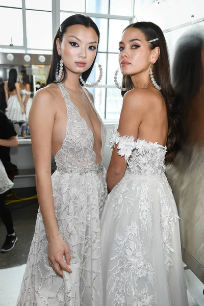New York April Models Posing Backstage Berta Bridal Spring 2020 — Stock Photo, Image