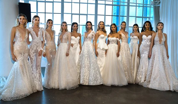 4月12日 模特们在2020年纽约时装周的贝尔塔新娘2020年春季时装秀前摆出后台姿势 2019年4月12日在纽约举行婚礼 — 图库照片