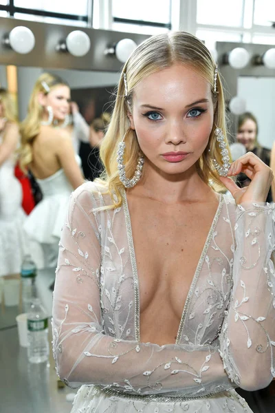 Nowy Jork Kwietnia Model Pozowanie Backstage Przed Berna Bridal Spring — Zdjęcie stockowe