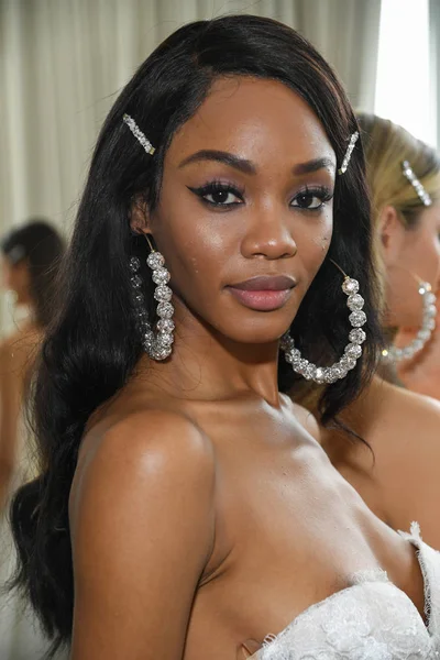 New York April Ein Model Posiert Backstage Vor Der Berta — Stockfoto