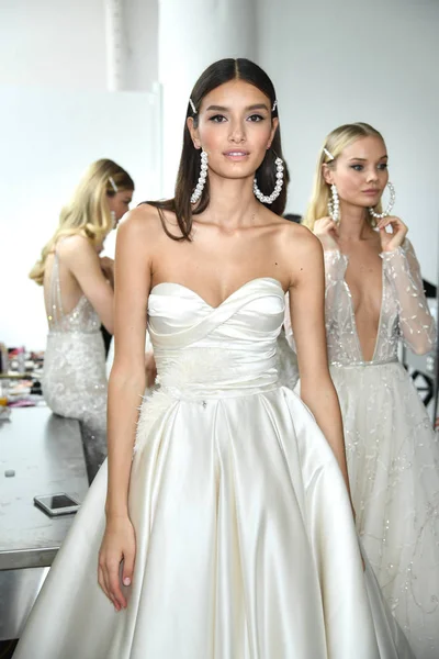New York April Modell Poserar Backstage Innan Berta Bridal Våren — Stockfoto