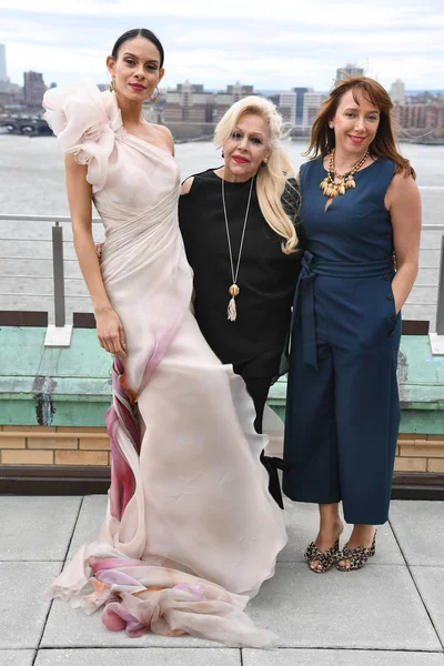 4月15日 伊内斯 迪桑托 维罗妮卡 迪桑托和模特在纽约时装周2020年春季新娘时装秀上摆姿势 2019年4月15日在纽约举行婚礼 — 图库照片