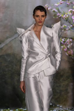 New York, Ny - 11 Nisan: New York Moda Haftası'nda Phuong My Spring 2020 moda koleksiyonu sırasında bir model podyumda yürüyor: Gelinlik Nisan'da 11, 2019 Nyc.