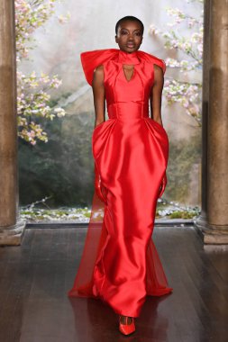 New York, Ny - 11 Nisan: New York Moda Haftası'nda Phuong My Spring 2020 moda koleksiyonu sırasında bir model podyumda yürüyor: Gelinlik Nisan'da 11, 2019 Nyc.