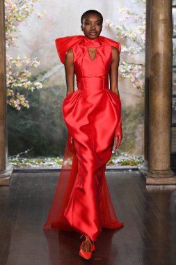 New York, Ny - 11 Nisan: New York Moda Haftası'nda Phuong My Spring 2020 moda koleksiyonu sırasında bir model podyumda yürüyor: Gelinlik Nisan'da 11, 2019 Nyc.