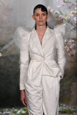 New York, Ny - 11 Nisan: New York Moda Haftası'nda Phuong My Spring 2020 moda koleksiyonu sırasında bir model podyumda yürüyor: Gelinlik Nisan'da 11, 2019 Nyc.