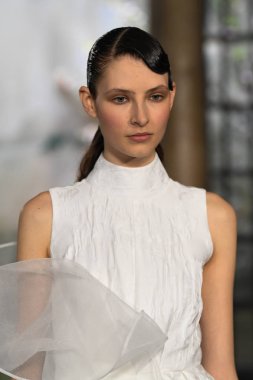 New York, Ny - 11 Nisan: New York Moda Haftası'nda Phuong My Spring 2020 moda koleksiyonu sırasında bir model podyumda yürüyor: Gelinlik Nisan'da 11, 2019 Nyc.