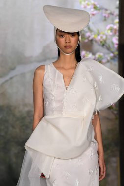 New York, Ny - 11 Nisan: New York Moda Haftası'nda Phuong My Spring 2020 moda koleksiyonu sırasında bir model podyumda yürüyor: Gelinlik Nisan'da 11, 2019 Nyc.