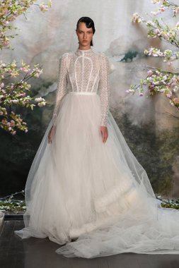 New York, Ny - 11 Nisan: New York Moda Haftası'nda Phuong My Spring 2020 moda koleksiyonu sırasında bir model podyumda yürüyor: Gelinlik Nisan'da 11, 2019 Nyc.