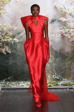 New York, Ny - 11 Nisan: New York Moda Haftası'nda Phuong My Spring 2020 moda koleksiyonu sırasında bir model podyumda yürüyor: Gelinlik Nisan'da 11, 2019 Nyc.