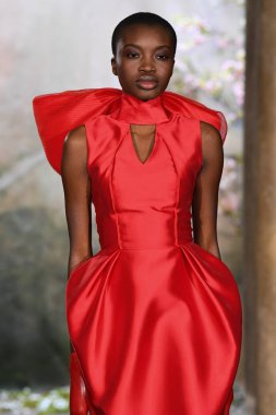 New York, Ny - 11 Nisan: New York Moda Haftası'nda Phuong My Spring 2020 moda koleksiyonu sırasında bir model podyumda yürüyor: Gelinlik Nisan'da 11, 2019 Nyc.