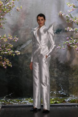 New York, Ny - 11 Nisan: New York Moda Haftası'nda Phuong My Spring 2020 moda koleksiyonu sırasında bir model podyumda yürüyor: Gelinlik Nisan'da 11, 2019 Nyc.