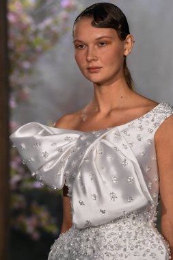 New York, Ny - 11 Nisan: New York Moda Haftası'nda Phuong My Spring 2020 moda koleksiyonu sırasında bir model podyumda yürüyor: Gelinlik Nisan'da 11, 2019 Nyc.