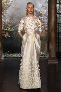 New York, Ny - 11 Nisan: New York Moda Haftası'nda Phuong My Spring 2020 moda koleksiyonu sırasında bir model podyumda yürüyor: Gelinlik Nisan'da 11, 2019 Nyc.