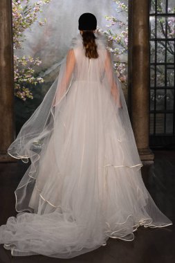 New York, Ny - 11 Nisan: New York Moda Haftası'nda Phuong My Spring 2020 moda koleksiyonu sırasında bir model podyumda yürüyor: Gelinlik Nisan'da 11, 2019 Nyc.