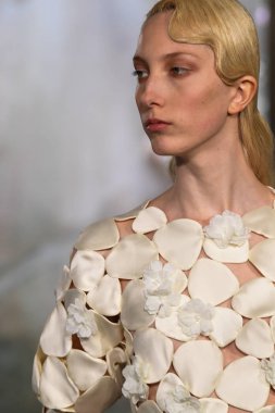 New York, Ny - 11 Nisan: New York Moda Haftası'nda Phuong My Spring 2020 moda koleksiyonu sırasında bir model podyumda yürüyor: Gelinlik Nisan'da 11, 2019 Nyc.