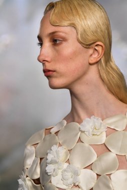 New York, Ny - 11 Nisan: New York Moda Haftası'nda Phuong My Spring 2020 moda koleksiyonu sırasında bir model podyumda yürüyor: Gelinlik Nisan'da 11, 2019 Nyc.