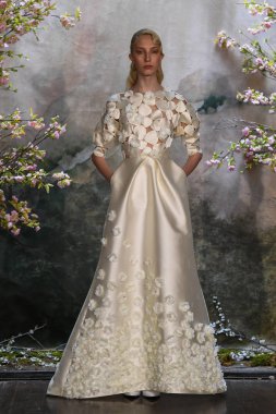 New York, Ny - 11 Nisan: New York Moda Haftası'nda Phuong My Spring 2020 moda koleksiyonu sırasında bir model podyumda yürüyor: Gelinlik Nisan'da 11, 2019 Nyc.