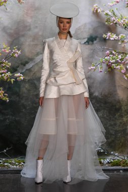 New York, Ny - 11 Nisan: New York Moda Haftası'nda Phuong My Spring 2020 moda koleksiyonu sırasında bir model podyumda yürüyor: Gelinlik Nisan'da 11, 2019 Nyc.