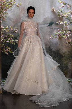 New York, Ny - 11 Nisan: New York Moda Haftası'nda Phuong My Spring 2020 moda koleksiyonu sırasında bir model podyumda yürüyor: Gelinlik Nisan'da 11, 2019 Nyc.