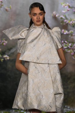 New York, Ny - 11 Nisan: New York Moda Haftası'nda Phuong My Spring 2020 moda koleksiyonu sırasında bir model podyumda yürüyor: Gelinlik Nisan'da 11, 2019 Nyc.