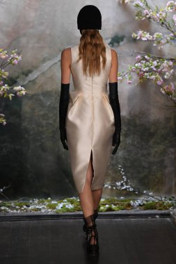 New York, Ny - 11 Nisan: New York Moda Haftası'nda Phuong My Spring 2020 moda koleksiyonu sırasında bir model podyumda yürüyor: Gelinlik Nisan'da 11, 2019 Nyc.