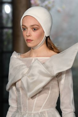 New York, Ny - 11 Nisan: New York Moda Haftası'nda Phuong My Spring 2020 moda koleksiyonu sırasında bir model podyumda yürüyor: Gelinlik Nisan'da 11, 2019 Nyc.