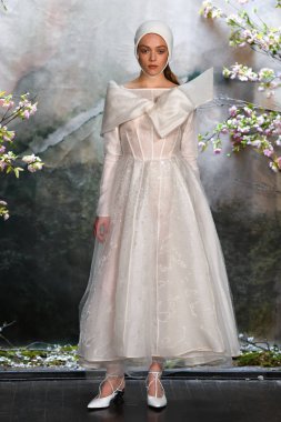 New York, Ny - 11 Nisan: New York Moda Haftası'nda Phuong My Spring 2020 moda koleksiyonu sırasında bir model podyumda yürüyor: Gelinlik Nisan'da 11, 2019 Nyc.