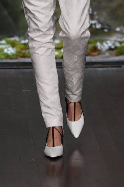 New York, Ny - 11 Nisan: New York Moda Haftası'nda Phuong My Spring 2020 moda koleksiyonu sırasında bir model podyumda yürüyor: Gelinlik Nisan'da 11, 2019 Nyc.