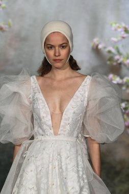 New York, Ny - 11 Nisan: New York Moda Haftası'nda Phuong My Spring 2020 moda koleksiyonu sırasında bir model podyumda yürüyor: Gelinlik Nisan'da 11, 2019 Nyc.